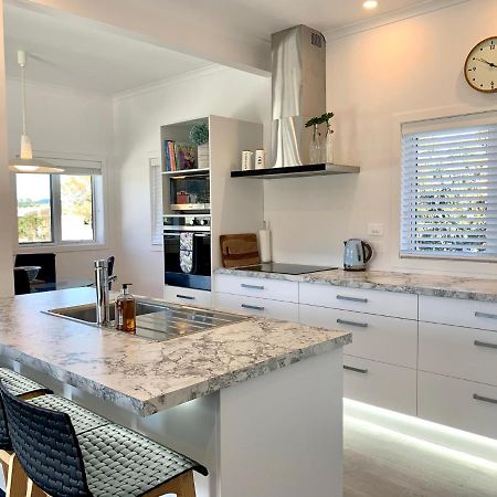 Coromandel Town Harbourside Cottage Luxury Accommodation Экстерьер фото